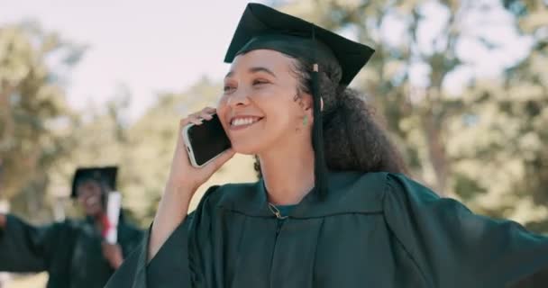 Promoce Žena Spokojená Telefonátem Vysoké Škole Pro Oznámení Úspěch Komunikaci — Stock video