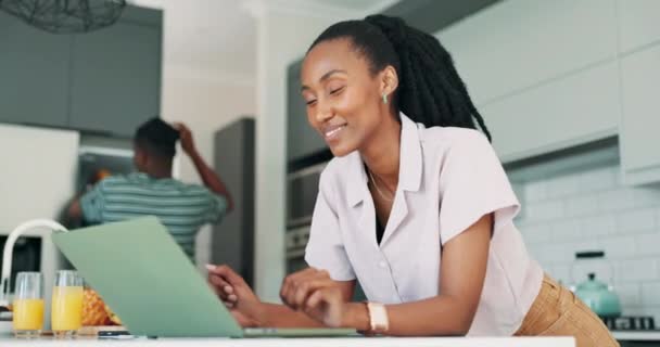 Kobieta Laptop Szczęśliwy Wyszukiwania Internecie Domu Strona Internetowa Blogowanie Weekend — Wideo stockowe