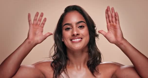 Обличчя Волосся Щаслива Індійська Жінка Студії Красою Блиском Або Шампунем — стокове відео