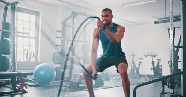 Gimnasio Fitness Hombre Negro Con Onda Cuerda Batalla Para Crecimiento — Vídeos de Stock