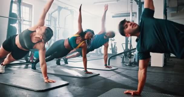 个人教练 体育课和跳板 用于运动 训练和核心肌肉力量 促进健康的身体 锻炼和力量促进业绩 挑战和健身俱乐部促进承诺 — 图库视频影像