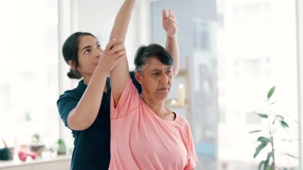 Физиотерапия Растяжение Руки Зрелая Женщина Упражнении Здоровье Оздоровление Исцеление Боль — стоковое видео