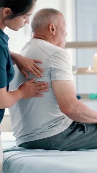 Fysiotherapie Senior Man Rugpijn Met Doktersondersteuning Gezondheidszorg Fysiotherapie Kliniek Kantoor — Stockvideo
