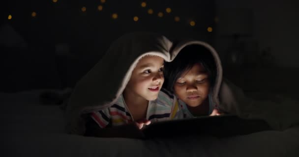 Nacht Tablet Und Kinder Auf Einem Bett Mit Zeichentrickfilm Gaming — Stockvideo