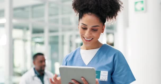 Enfermera Mujer Lectura Tableta Para Investigación Hospitalaria Clínica Planificación Línea — Vídeo de stock