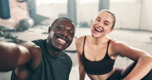 Pár Tělocvična Selfie Šťastný Trénink Fitness Nebo Tréninková Přestávka Sociálními — Stock video