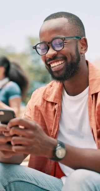 Smil Telefon Sort Mand Studerende Netværk Sociale Medier Mobil App – Stock-video