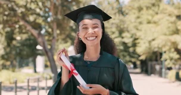 Oktatás Diploma Mosoly Fekete Diák Egyetemi Rendezvényen Mérföldkő Ünneplés Portré — Stock videók