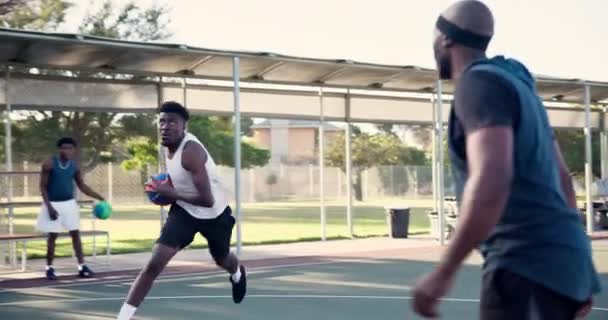 Männer Basketballer Und Outdoor Für Slam Dunk Spiel Und Geschwindigkeit — Stockvideo