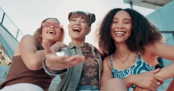 사람들 청소년 Streetwear 미소와 휴가에 도시에서 미디어 다양성을 트렌디 세련된 — 비디오