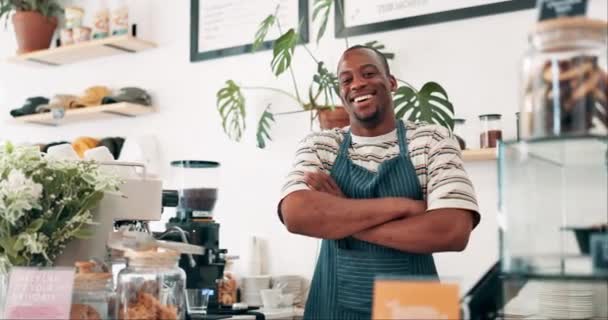 黑人男子 咖啡馆店主和武器交叉柜台欢迎 客户服务和对创业的信心 时尚餐厅或咖啡店服务员 咖啡师或出纳员的肖像或面容 — 图库视频影像