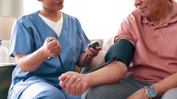 Kezek Ápoló Vagy Férfi Vérnyomásvizsgálat Idősek Otthonában Szív Egészségét Tanácsadás — Stock videók