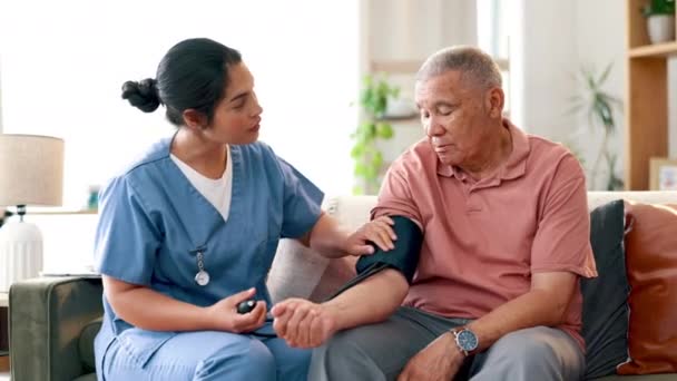 Senior Pielęgniarka Lub Mężczyzna Testem Ciśnienia Krwi Domu Opieki Dla — Wideo stockowe