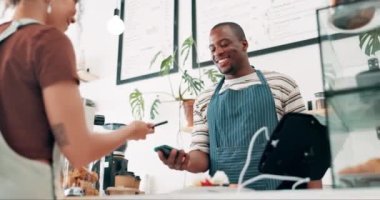 Kahve makinesi, kahve makinesi ya da kahve dükkanında yemek için bir müşteri tarafından yapılan telefon ödemesi. Gülümseyin, finansal uygulama hizmeti ya da alışveriş, yemek ya da öğle yemeği için fatura almak ya da ödemek için mağazadaki kadın.