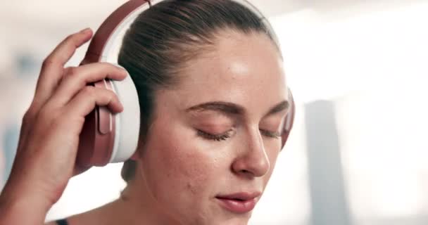 Egzersiz Kulaklık Spor Salonunda Nefes Alıp Veren Bir Kadın Müzik — Stok video