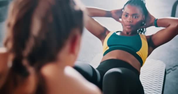 高五或与私人教练和妇女一起在健身房进行日常训练或锻炼 与健身俱乐部的体育人员共同指导 制定目标或指标 以寻求动力和支持 — 图库视频影像