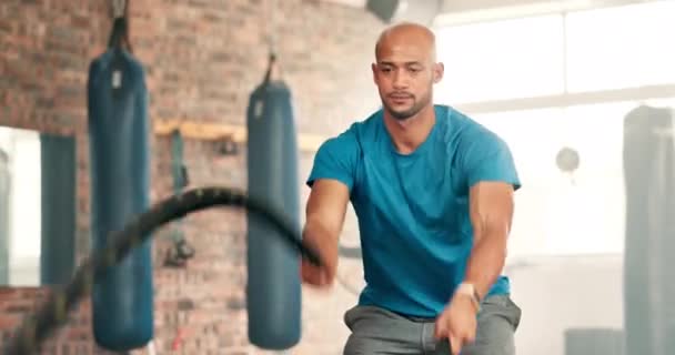 战斗绳或强壮的男子训练 在有韧性或力量的健身房锻炼 以获得健康 锻炼二头肌或促进二头肌发育的努力工作 精力充沛或健康的男性运动员 — 图库视频影像