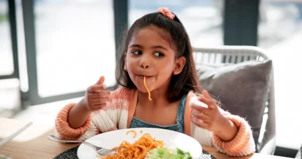 家庭でスパゲッティを食べたり お腹が空いてランチを食べたり ダイニングルームでテーブルで考えたり 家族の家の健康のためのブランチの食事 栄養または記憶のための子供 皿およびスラッピングのパスタの食事 — ストック動画