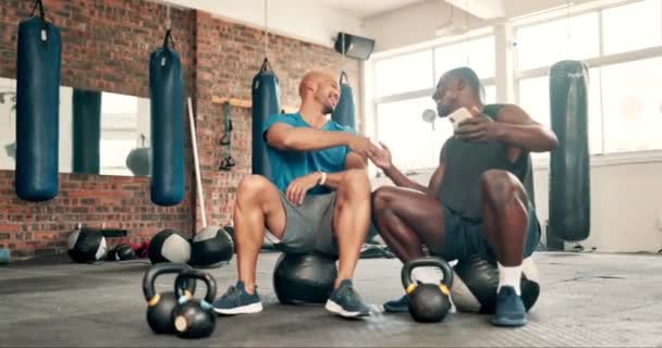 Γυμναστική Συνομιλία Φίλους Στο Γυμναστήριο Χειραψία Για Διάλειμμα Στην Εκπαίδευση — Αρχείο Βίντεο
