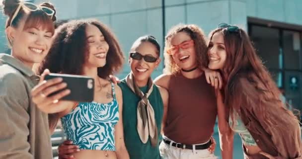 Selfie Δροσερό Φίλους Μόδα Στην Πόλη Για Διακοπές Νεολαία Κουλτούρα — Αρχείο Βίντεο