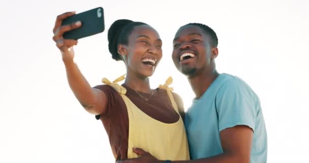 自恋和快乐的黑人夫妇在户外度过夏天 旅行或在日落时的浪漫约会 在迈阿密 智能手机 摄影和非洲人民拥抱相貌 记忆或冒险 — 图库视频影像
