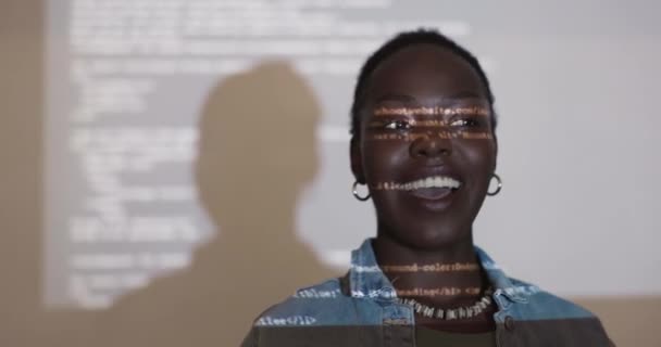 ソリューション ソフトウェア Web 0開発のためのオフィスで話す女性 プレゼンテーション コーディング アフリカのプログラマー プロジェクター ワークショップ フィードバック付き情報技術の笑顔 — ストック動画