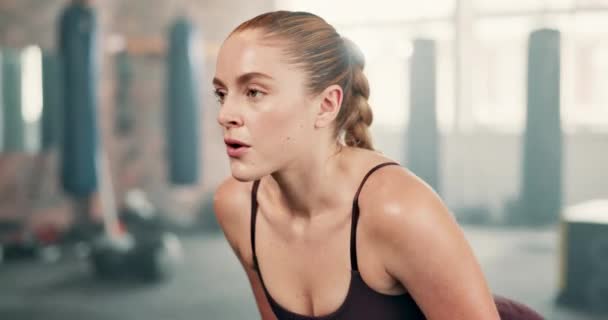 Fitness Cara Mujer Gimnasio Respirando Descanso Del Entrenamiento Para Relajarse — Vídeo de stock