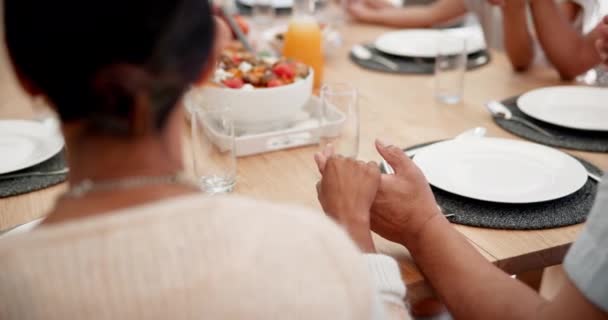 Família Rezando Mãos Dadas Almoço Casa Com Ação Graças Gratidão — Vídeo de Stock
