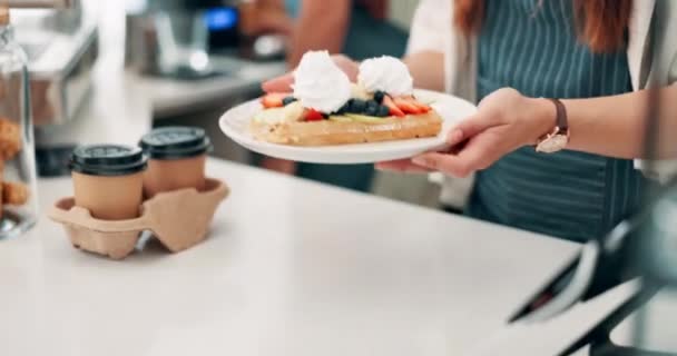 Café Manhã Mãos Garçonete Com Cliente Restaurante Para Uma Refeição — Vídeo de Stock