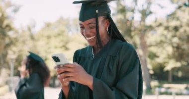 Mezuniyet, kadın ve üniversitede telefonla gülüşmeler duyuru, başarı ve iletişim için. Üniversite öğrencisi, siyahi ve akıllı telefondaki başarı ve eğitim mesajıyla heyecanlanmış..