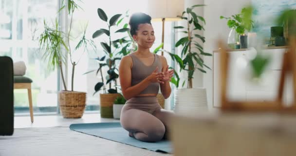 Relax Meditatie Vrouw Woonkamer Met Planten Voor Rust Balans Spirituele — Stockvideo
