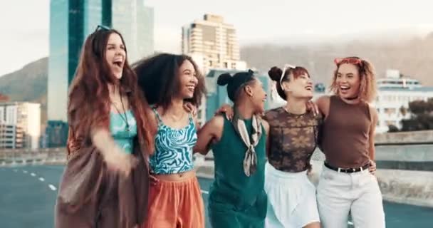Frauen Freunde Und Gruppen Auf Der Straße Glücklich Und Umarmt — Stockvideo