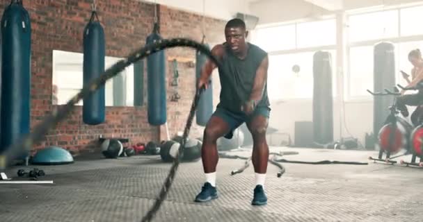 Fitness Cuerdas Batalla Entrenamiento Hombre Negro Entrenamiento Para Bienestar Gimnasio — Vídeos de Stock