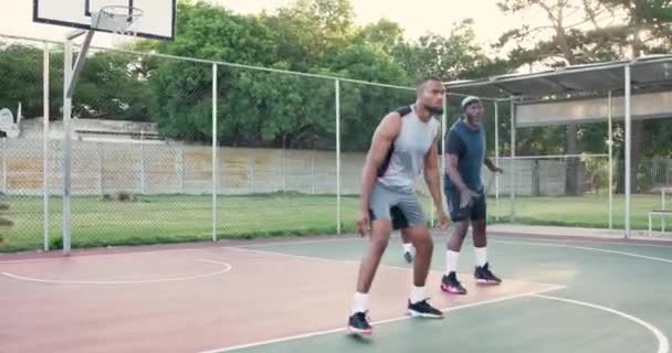 Basket Ball Court Les Hommes Jouent Extérieur Pour Plaisir Compétitif — Video
