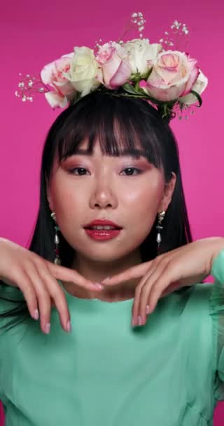 フェイス 日本の女性は ピンクのスタジオの背景にメイク ファッション 輝いています スタイリッシュな服と自信を持った少女と植物と自然の美しさを持つ肖像画 人とモデル — ストック動画