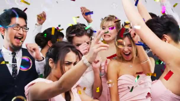 快乐的人们 朋友和新婚夫妇一起欢欢喜喜地跳舞 举办活动和庆祝活动 在演播室背景下 与男人 女人和社交聚会的彩礼 婚宴和泡泡 — 图库视频影像
