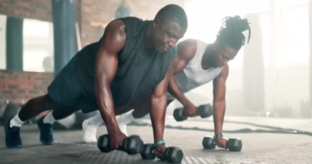 Σπρώξτε Προς Πάνω Ισχυρή Άνδρες Αλτήρες Στην Προπόνηση Γυμναστήριο Άσκηση — Αρχείο Βίντεο