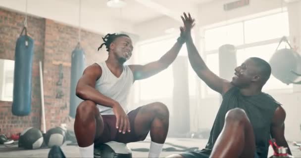 Män High Five Och Vänner Gym Fitness Och Ansikte Med — Stockvideo