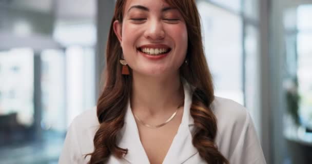 Πρόσωπο Χαμόγελο Και Γέλιο Την Ασιατική Σχεδιαστής Γυναίκα Στο Γραφείο — Αρχείο Βίντεο