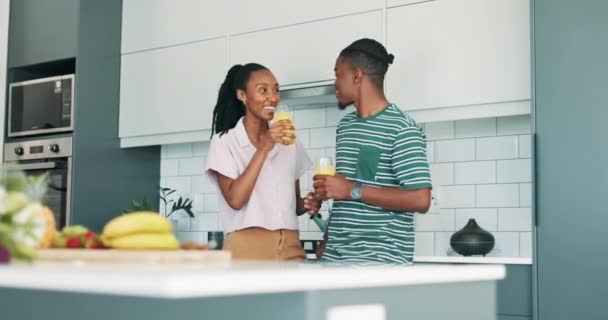 Liebe Lächeln Oder Schwarzes Paar Einer Küche Mit Orangensaft Pflege — Stockvideo