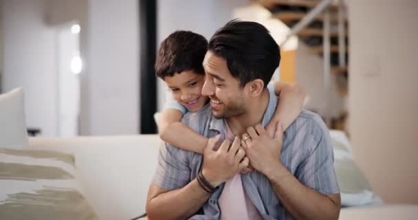 Abbraccio Viso Padre Figlio Sostegno Casa Cura Sicurezza Legame Insieme — Video Stock