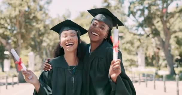 在大学活动中与女学生一起进行教育 毕业和支助 以庆祝具有里程碑意义的庆祝活动 为成功而微笑 为成长而在大学校园里获得证书的毕业生朋友 — 图库视频影像