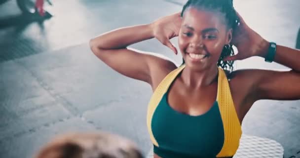 Fitness Testmozgás Vagy Felülések Személyes Edző Edzőteremben Edzés Vagy Edzés — Stock videók