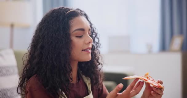 Kvinna Äta Och Pizza Skiva Eller Hemma Koppla För Semester — Stockvideo
