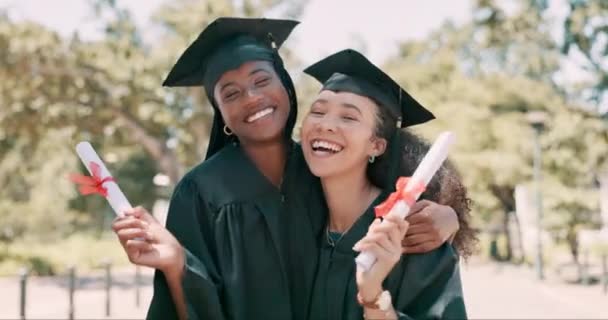 Освіта Випускний Посмішка Друзями Університетському Заході Святкування Віхи Портрет Майбутнє — стокове відео