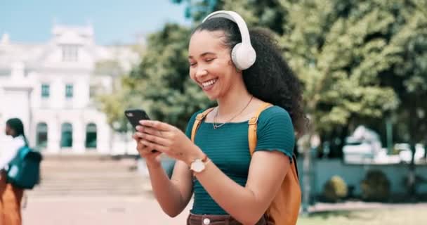 Mujer Smartphone Escribir Aire Libre Con Auriculares Estudiante Campus Con — Vídeo de stock
