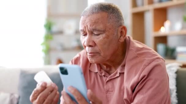 Starší Muž Pilulky Mobilní Telefon Pro Internet Gauči Starosti Čtení — Stock video