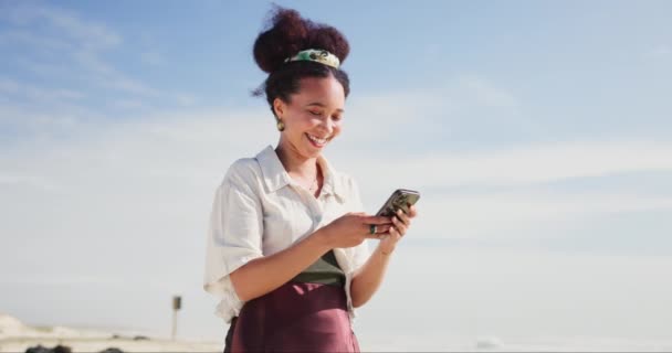 Telefon Czat Szczęśliwa Kobieta Plaży Lokalizacji Wyszukiwania Lub Komunikacji Internetowej — Wideo stockowe