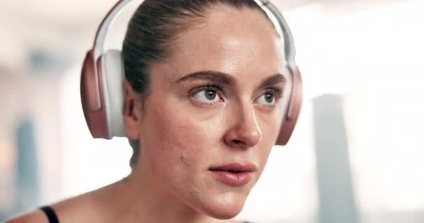 Fitness Słuchawki Kobieta Siłowni Oddycha Podczas Przerwy Treningu Aby Zrelaksować — Wideo stockowe
