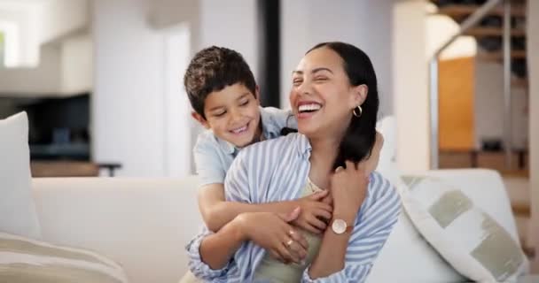 Gesicht Mutter Oder Kind Umarmen Sich Unterstützung Hause Für Pflege — Stockvideo